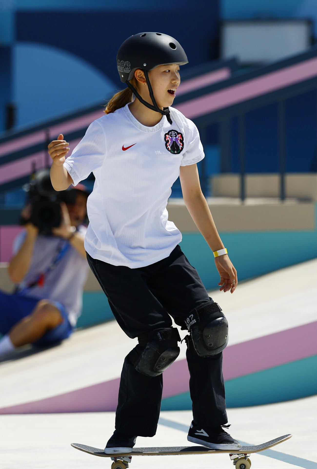 女子ストリート予選で着地し、ガッツポーズする吉沢恋（共同）