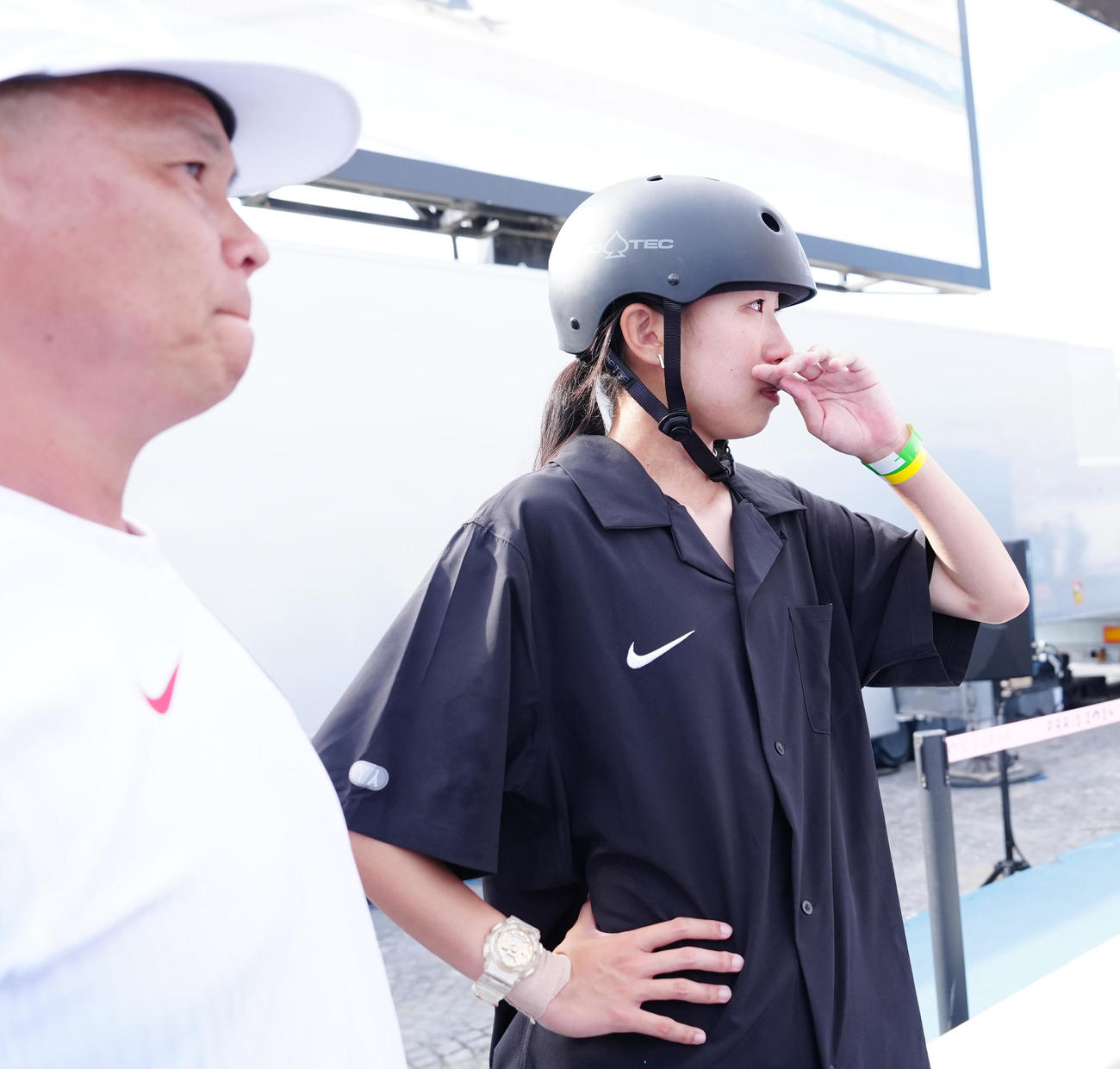 スケートボード女子ストリート決勝　ベストトリック4回目の試技で吉沢恋に逆転され、涙を流す赤間。左は早川コーチ（撮影・江口和貴）