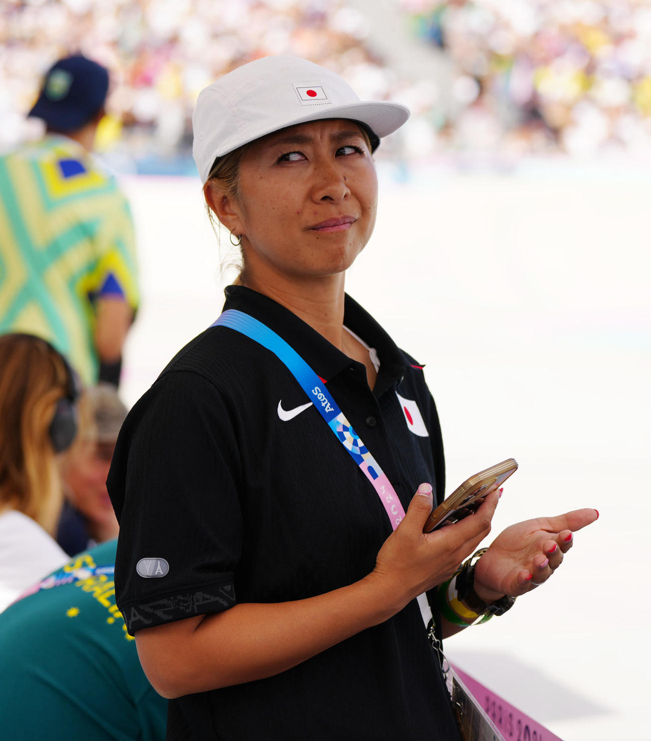 スケートボード女子ストリート決勝を見守る宮本コーチ（撮影・江口和貴）