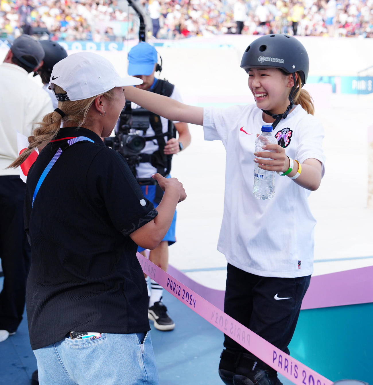ベストトリック4回目の試技で首位に立ち、宮本コーチ（左）と喜ぶ吉沢（撮影・江口和貴）