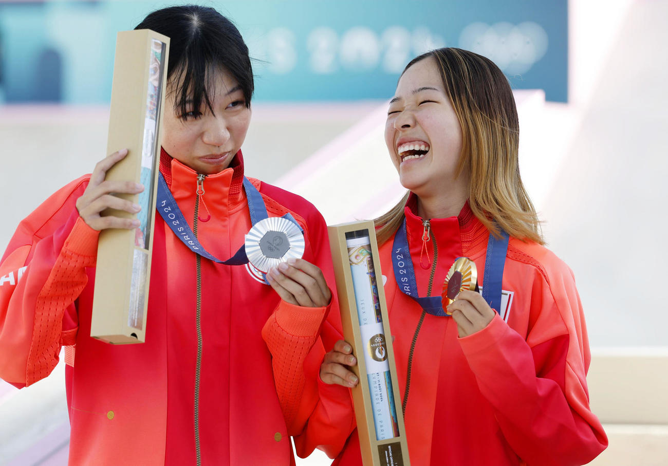 スケートボード女子ストリートで金メダルを獲得した吉沢恋（右）と銀メダルの赤間凜音（共同）