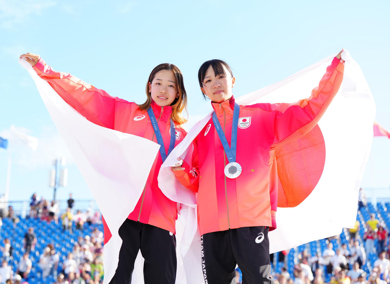 スケートボード女子ストリート決勝後、写真に納まる優勝の吉沢（左）と2位の赤間（撮影・江口和貴）