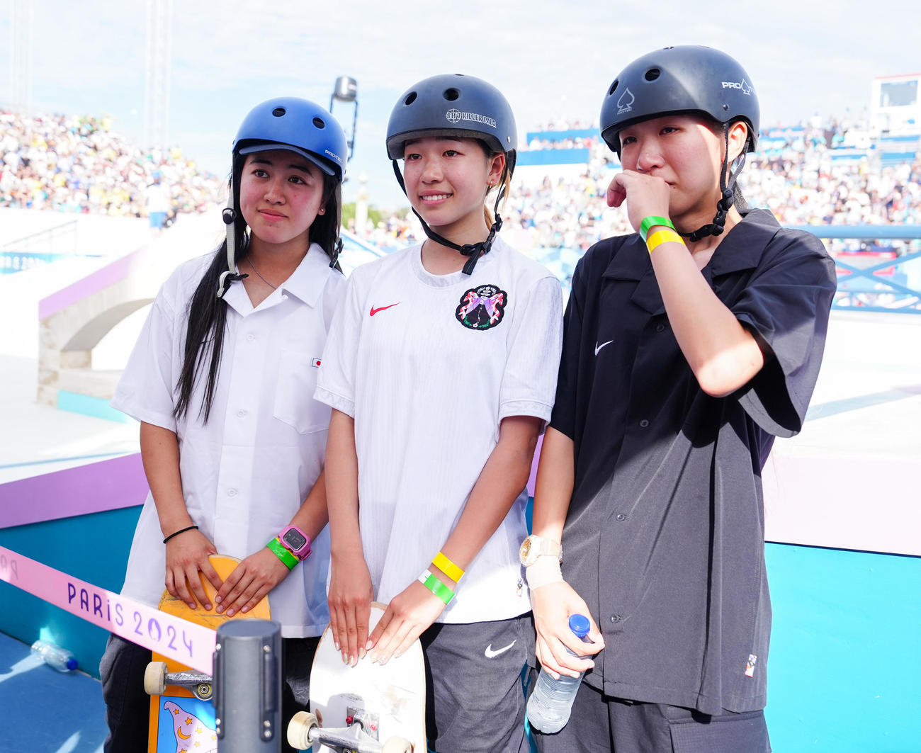 スケートボード女子ストリート決勝後、写真に納まる、左から中山、吉沢、赤間（撮影・江口和貴）