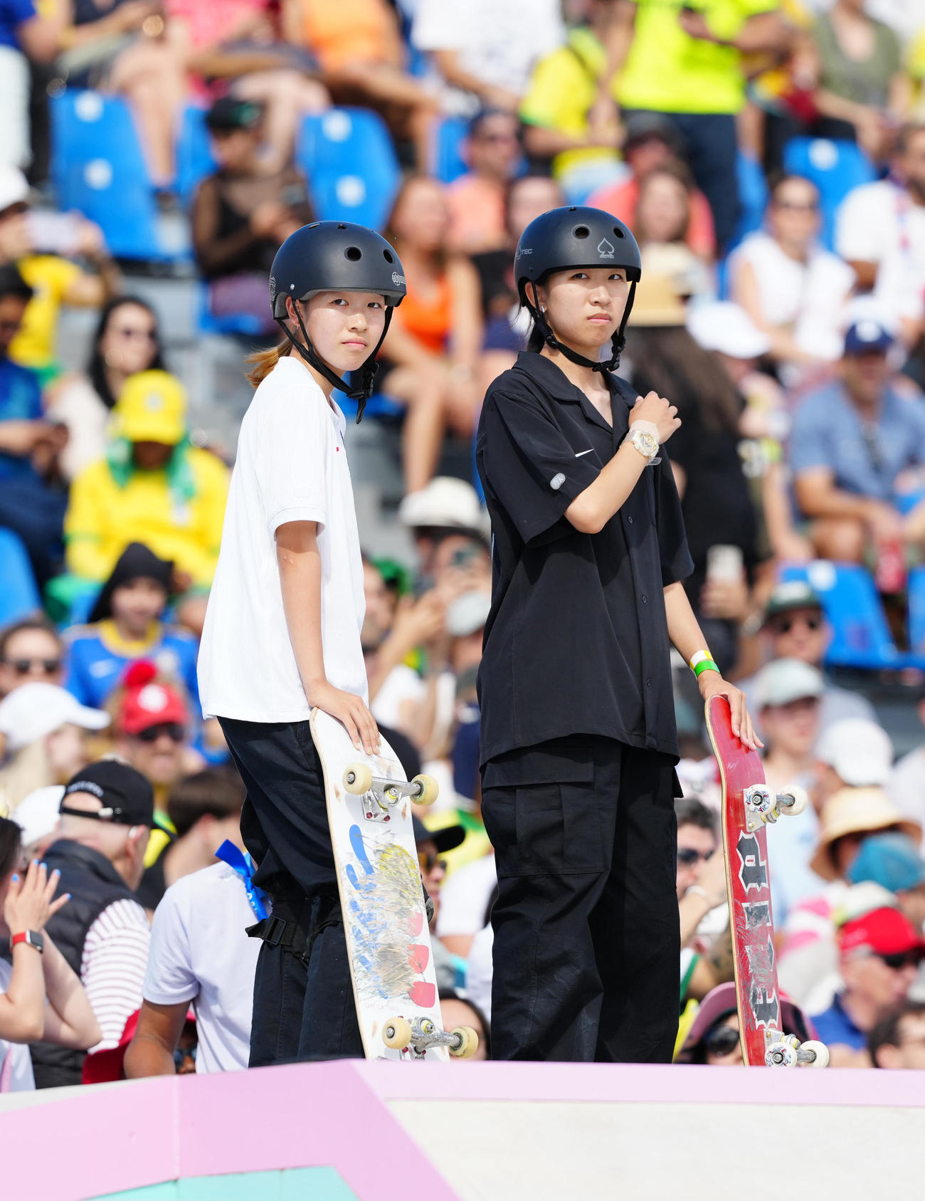 スケートボード女子ストリート決勝に臨む吉沢（左）と赤間（撮影・江口和貴）
