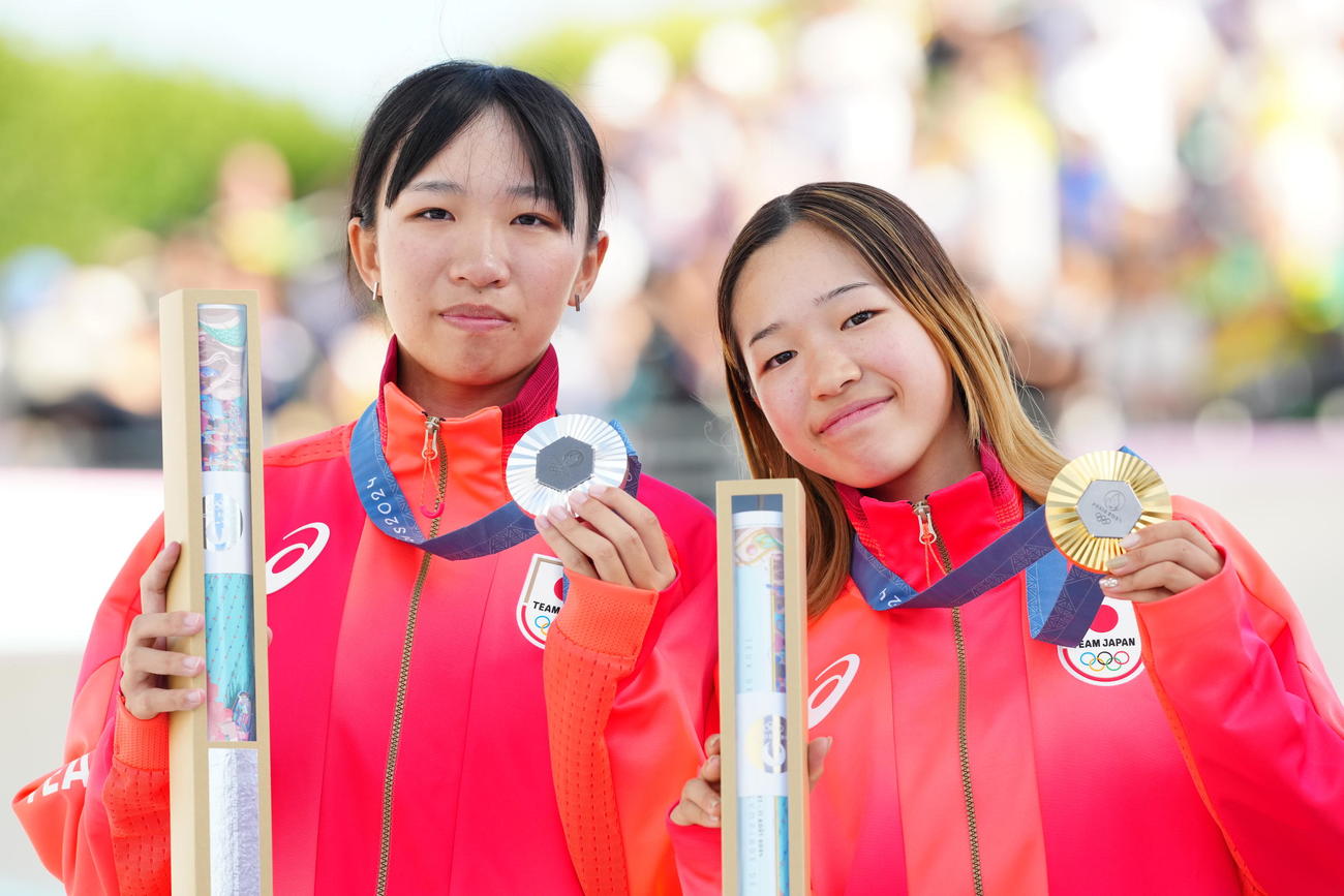 スケートボード女子ストリート決勝後、メダルを見せる優勝の吉沢（右）と2位の赤間（撮影・江口和貴）