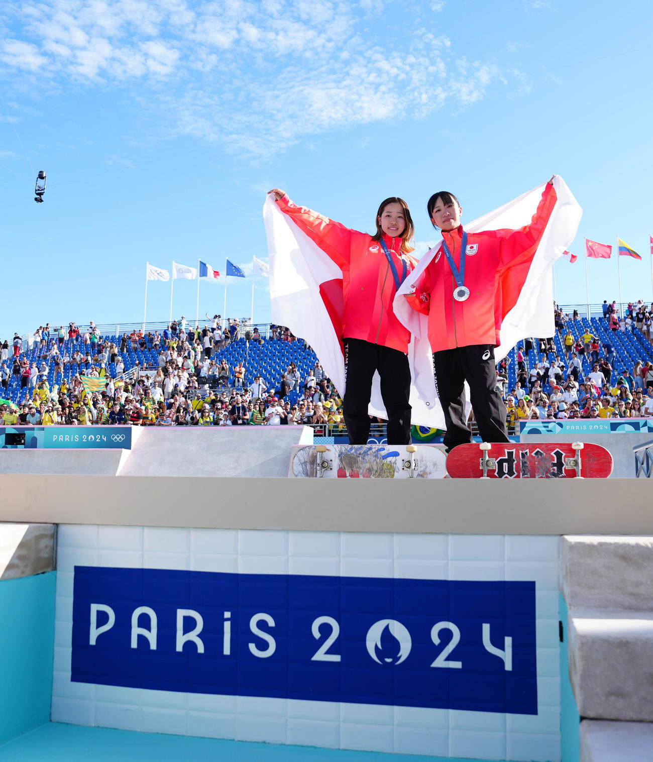 スケートボード女子ストリート決勝後、写真に納まる優勝の吉沢（左）と2位の赤間（撮影・江口和貴）