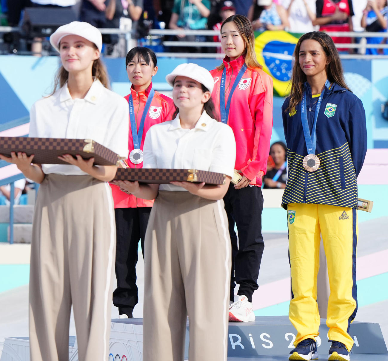 表彰台に上がる吉沢（中央）。左は2位の赤間、右は3位のレアウ（撮影・江口和貴）