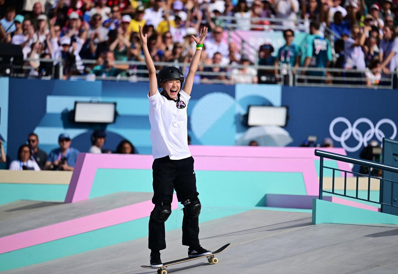 スケートボード女子ストリート　優勝した吉沢恋は歓喜のバンザイ（ロイター）