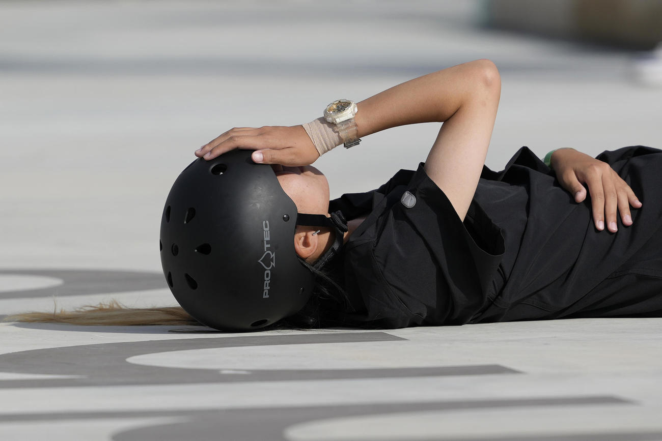 スケートボード女子ストリート　転倒し顔を押さえる赤間凜音（AP)）