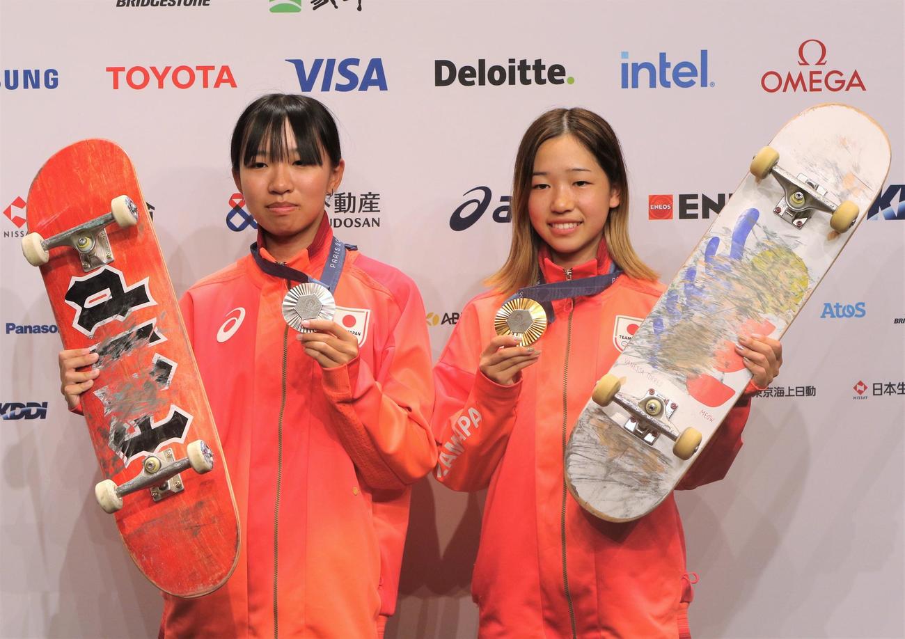 パリ五輪のメダリスト会見に出席したスケートボード女子ストリート金メダルの吉沢（右）と銀メダルの赤間（撮影・藤塚大輔）