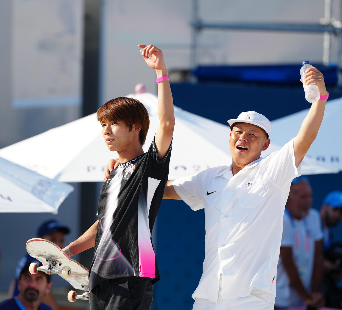 スケートボード男子ストリート決勝　ベストトリック5回目の試技で首位に立ち、早川コーチ（右）と喜ぶ堀米（撮影・江口和貴）