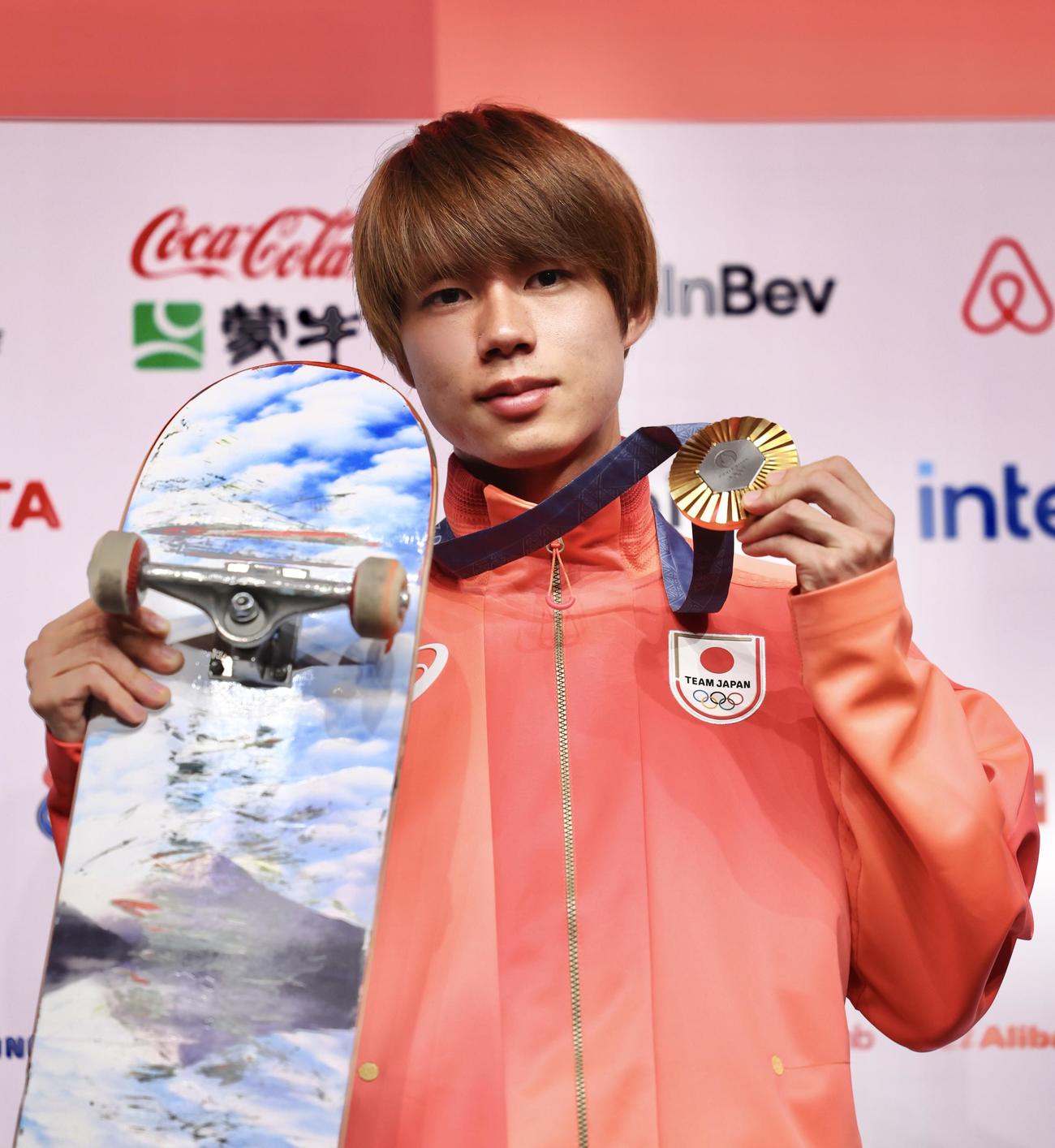 金メダルを手に写真に納まるスケートボード男子ストリートの堀米（撮影・河田真司）