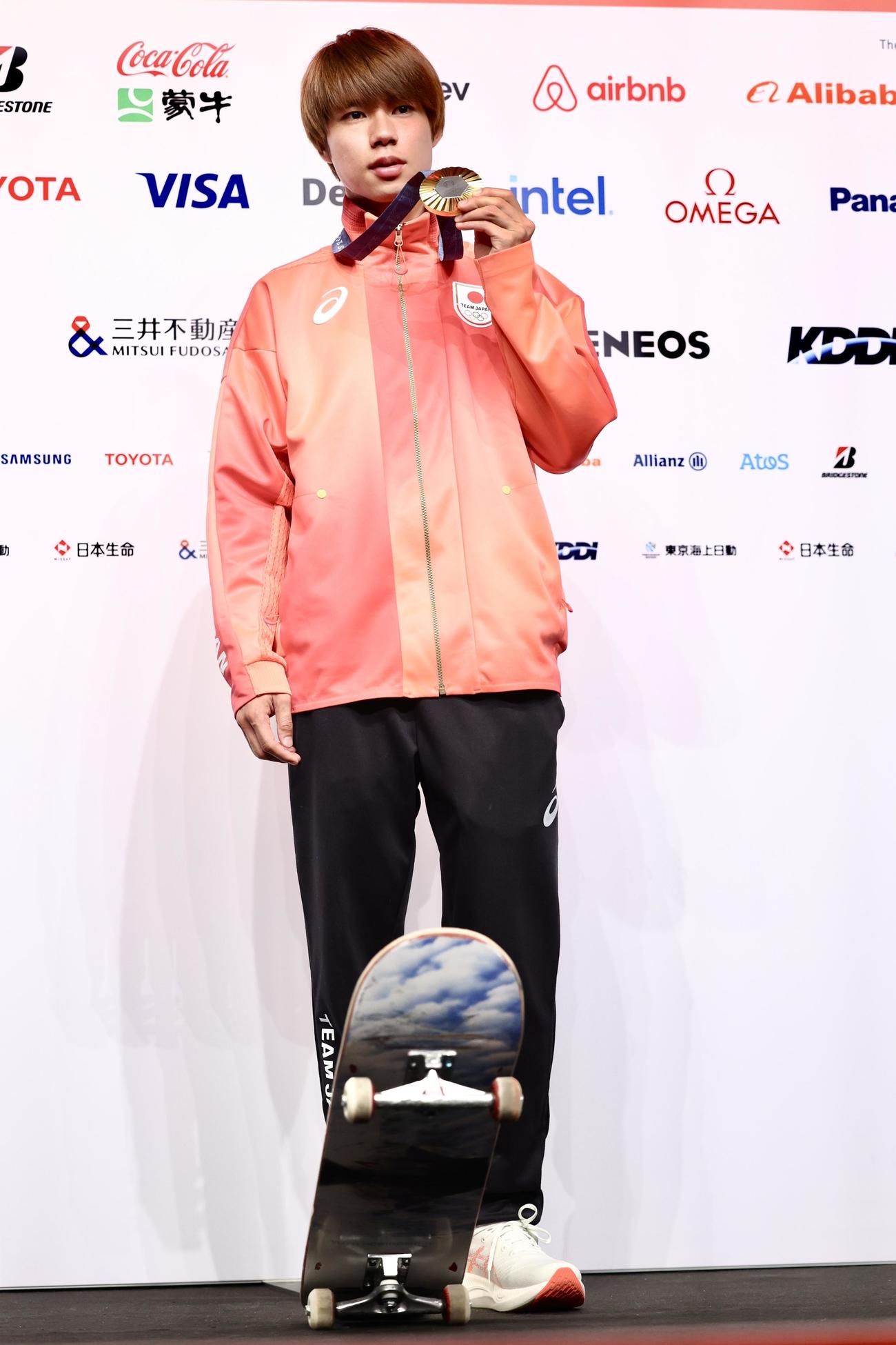 会見後、写真に納まるスケートボード男子ストリートの堀米（撮影・河田真司）