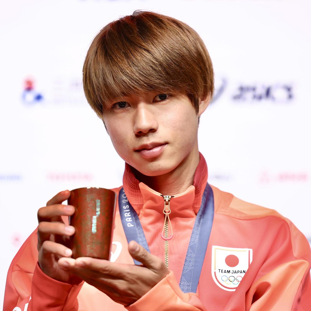 輪島塗りのタンブラーをてにするスケートボード男子ストリート金メダリストの堀米（撮影・河田真司）
