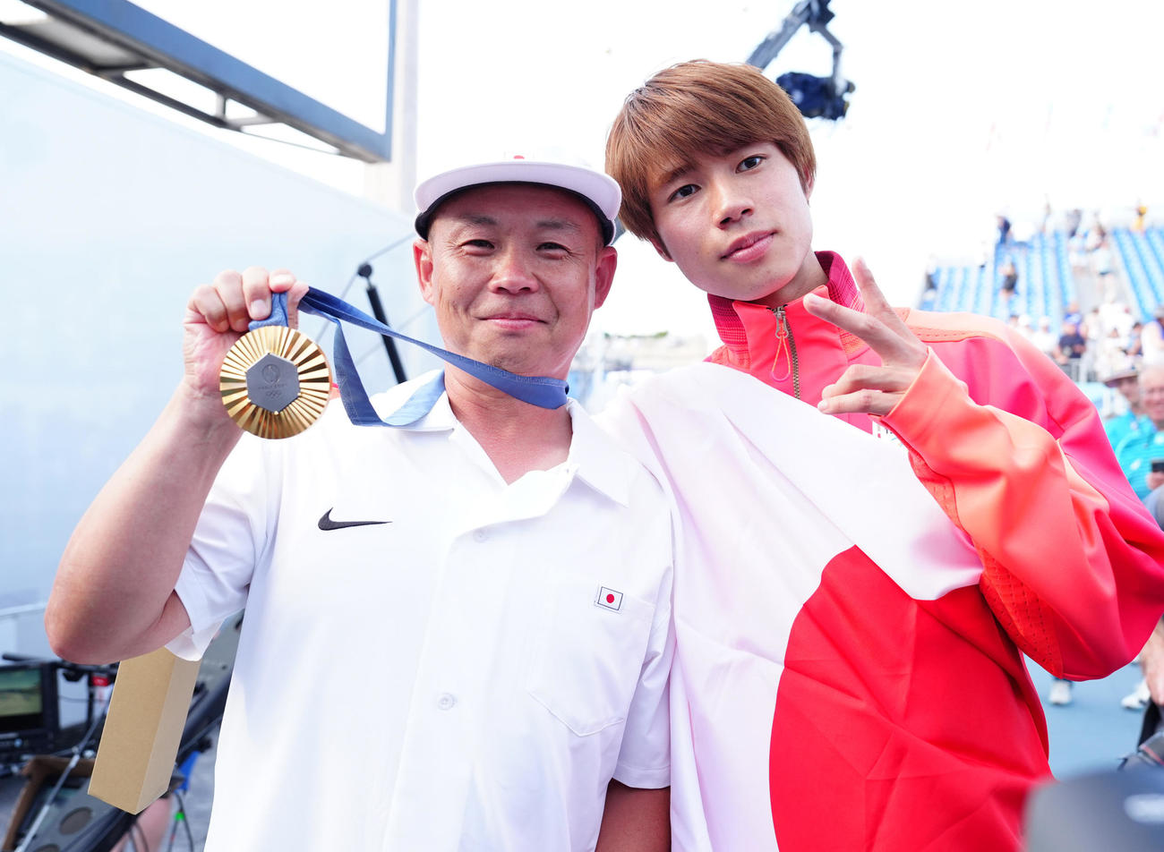スケートボード男子ストリートで2連覇を達成した堀米（右）と金メダルを手にする早川コーチ（撮影・江口和貴）