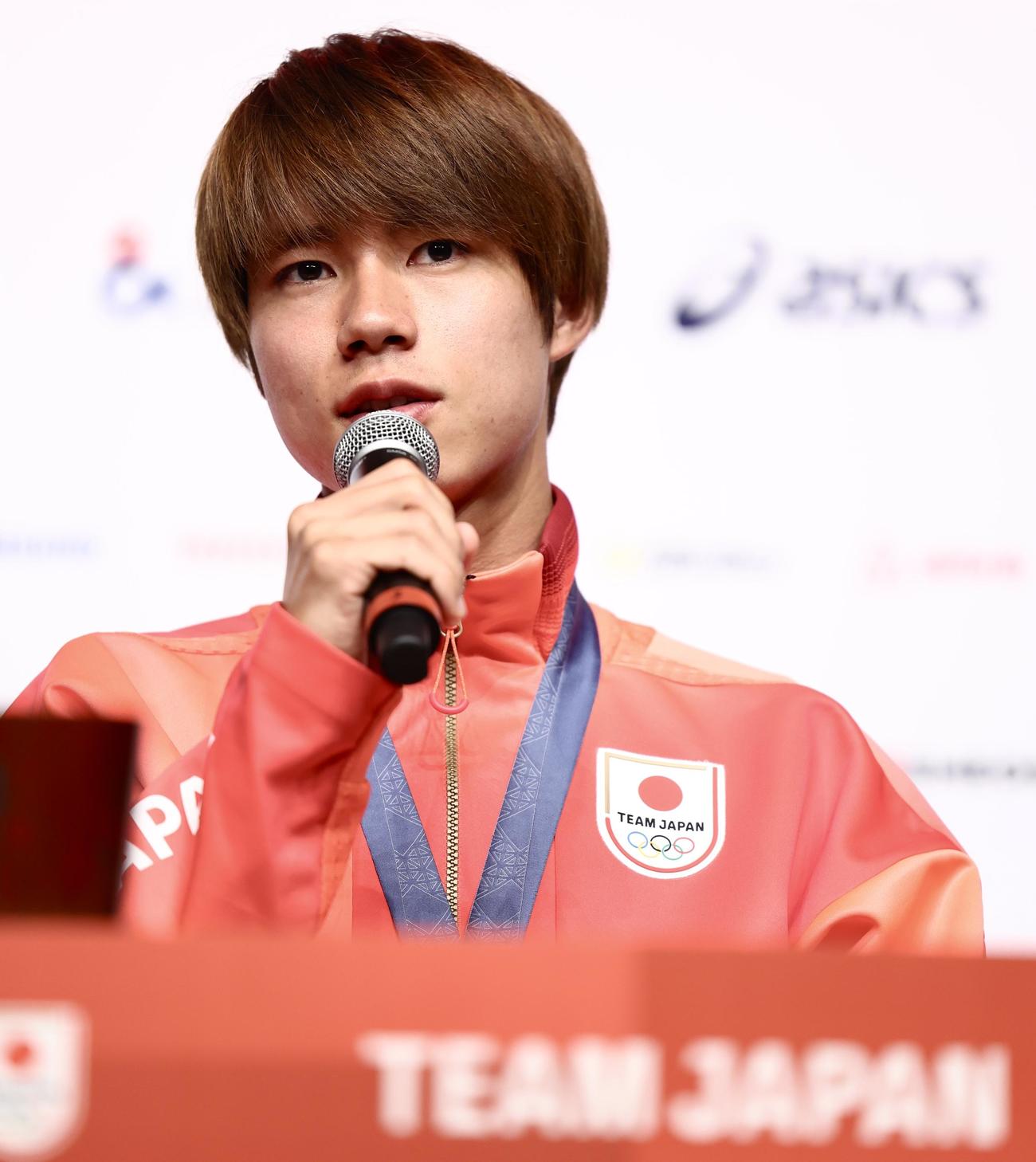 会見に臨むスケートボード男子ストリート金メダリストの堀米（撮影・河田真司）