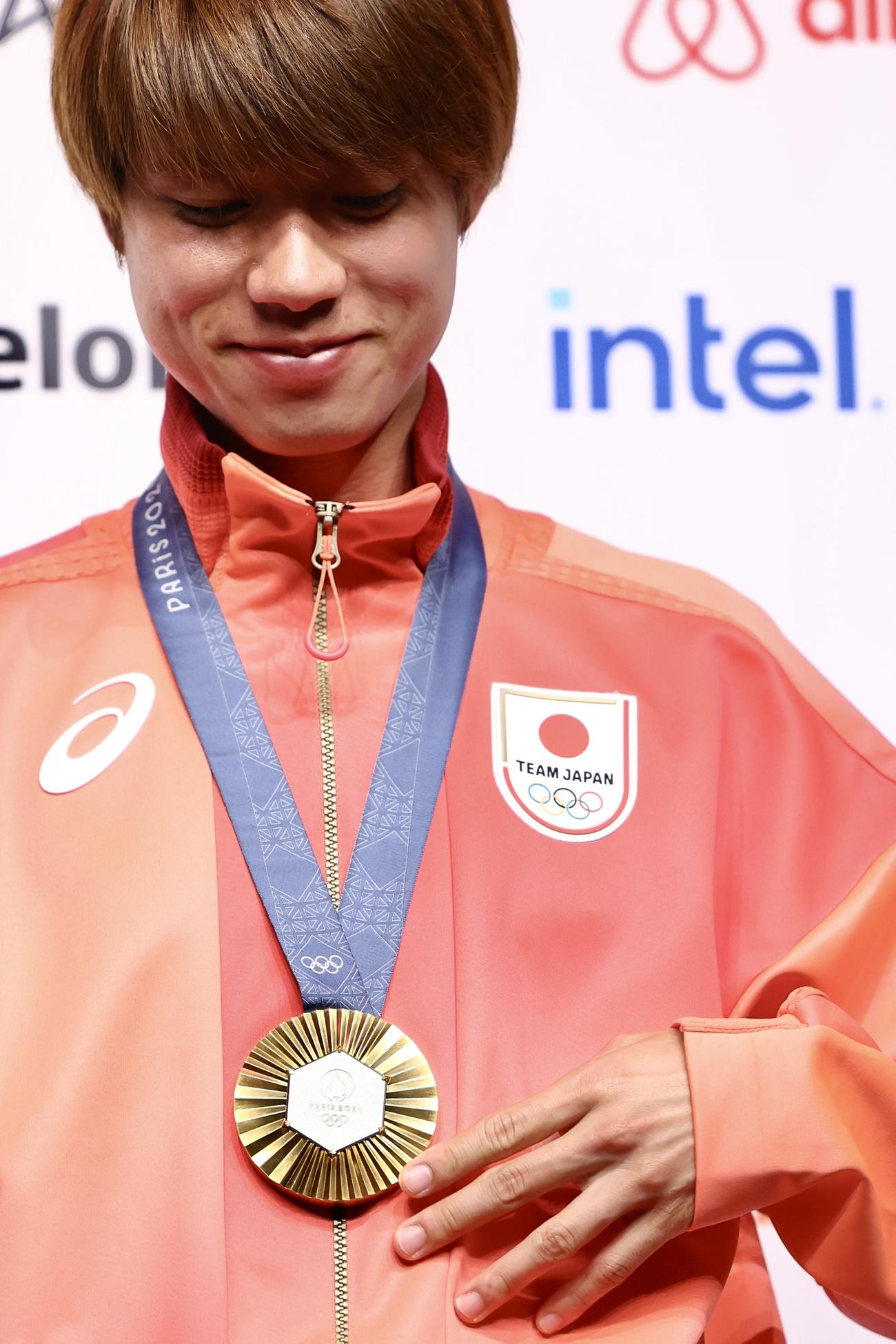 フォトセッションに臨むスケートボード男子ストリートの堀米（撮影・河田真司）