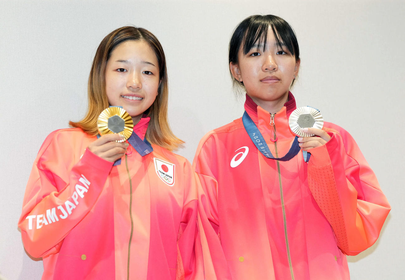 帰国し笑顔を見せるスケートボード女子ストリートの金メダルの吉沢（左）と銀メダルの赤間（撮影・たえ見朱実）