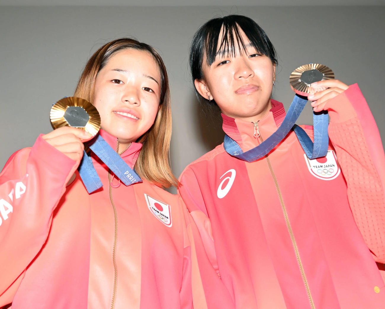 帰国し笑顔を見せるスケートボード女子ストリートの金メダルの吉沢（左）と銀メダルの赤間（撮影・たえ見朱実）