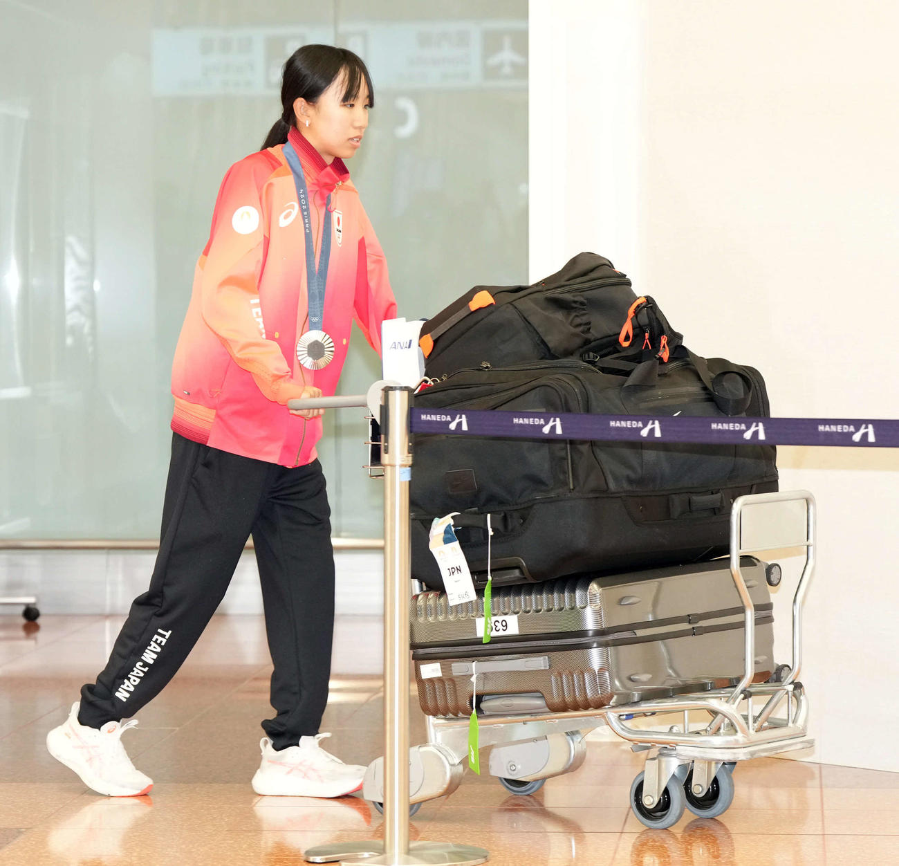 帰国したスケートボード女子ストリートの銀メダリストの赤間（撮影・たえ見朱実）