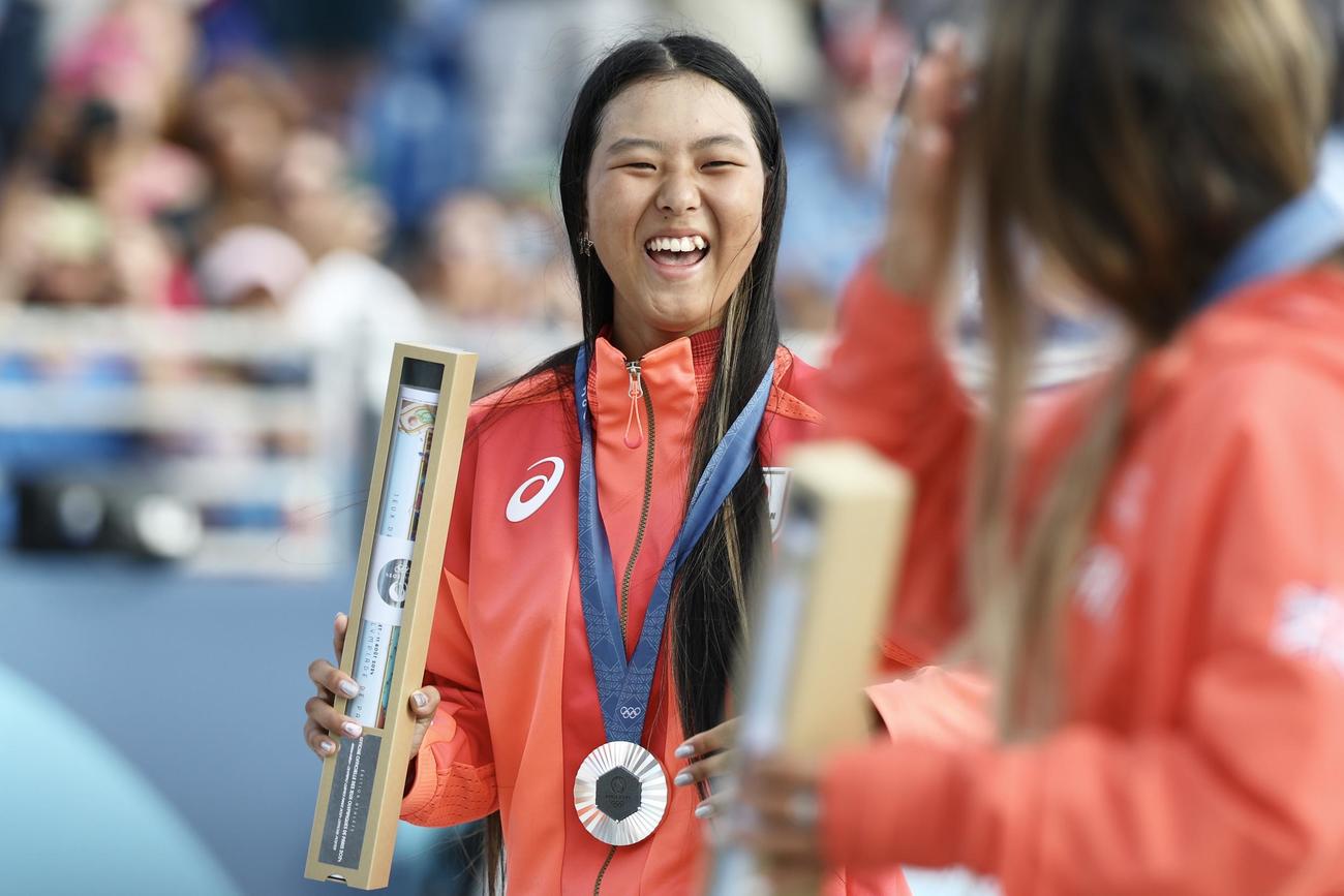 女子パーク決勝　表彰式で笑顔を見せる銀メダルの開（撮影・河田真司）