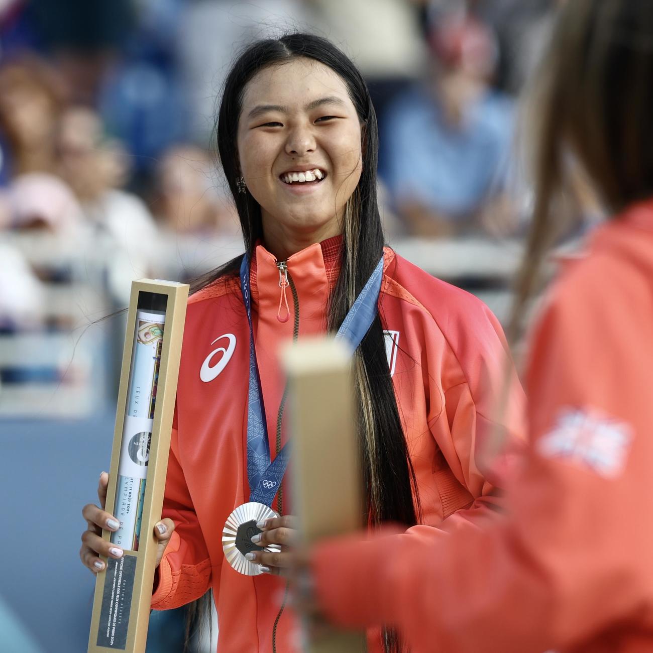 女子パーク決勝　表彰式で笑顔を見せる銀メダルの開（撮影・河田真司）