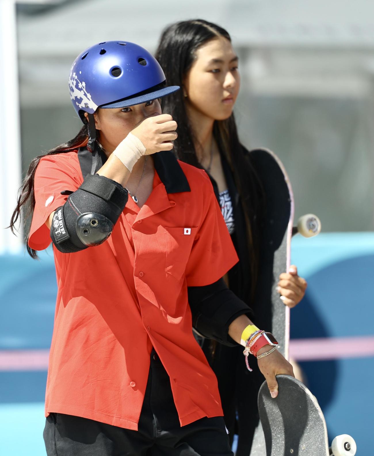 女子パーク予選を終え引き揚げる四十住（手前）と開（撮影・河田真司）
