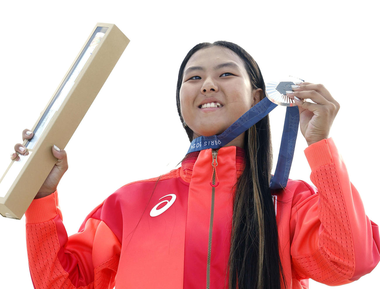スケートボード女子パークで銀メダルを獲得した開心那（共同）