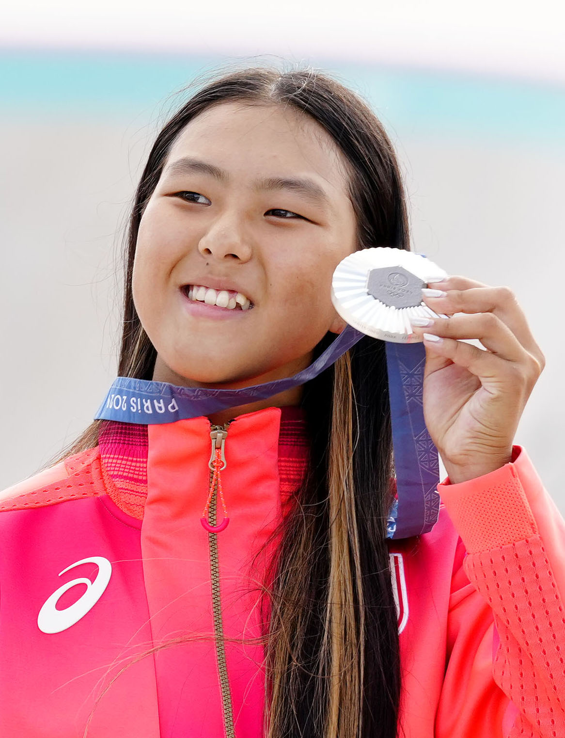 スケートボード女子パークで銀メダルを獲得した開心那（共同）