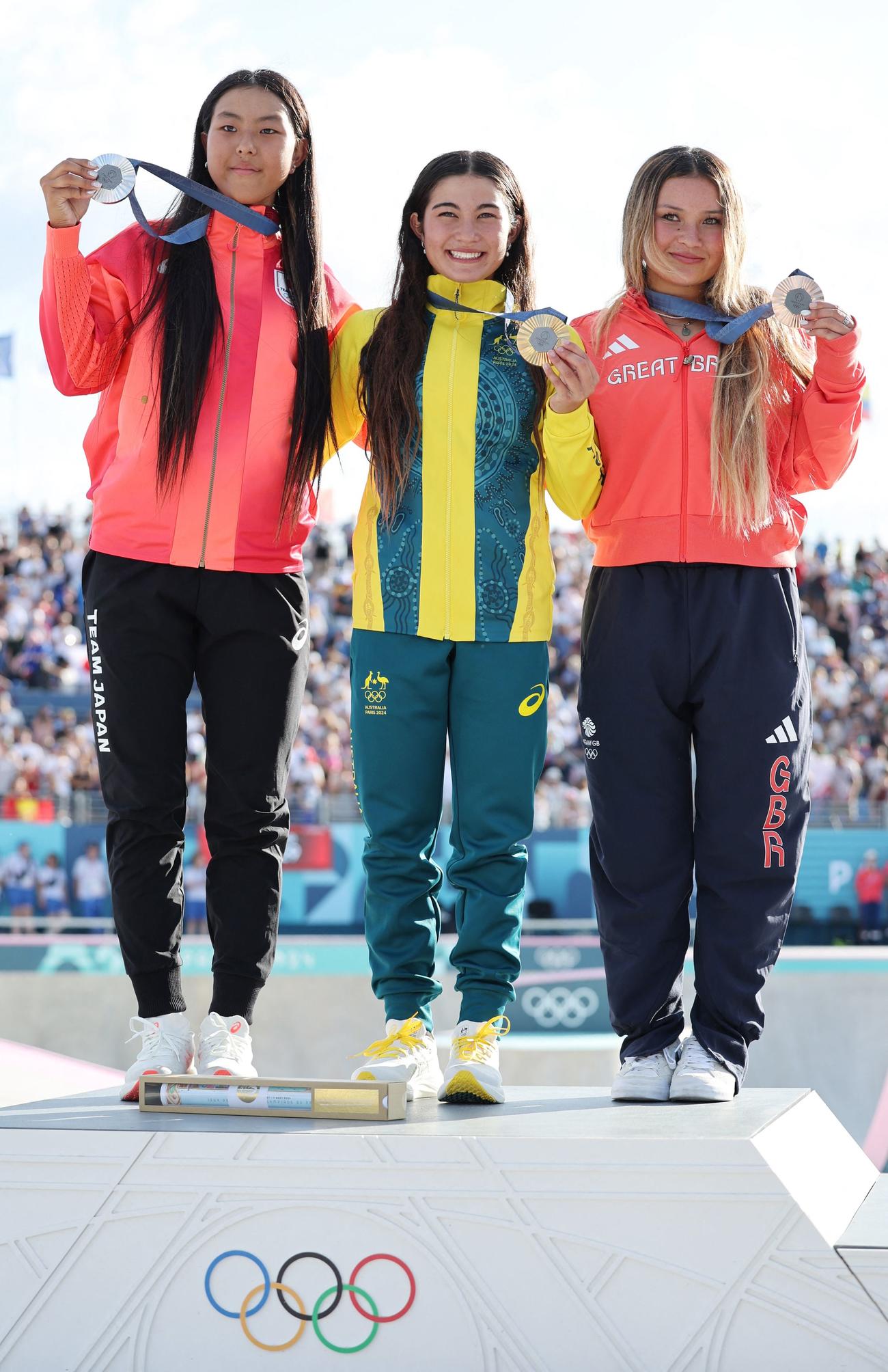 スケートボード女子パーク　左から銀メダルを獲得した開心那、金メダルのアリサ・トルー（オーストラリア）、銅メダルのスカイ・ブラウン（英国）（ロイター）