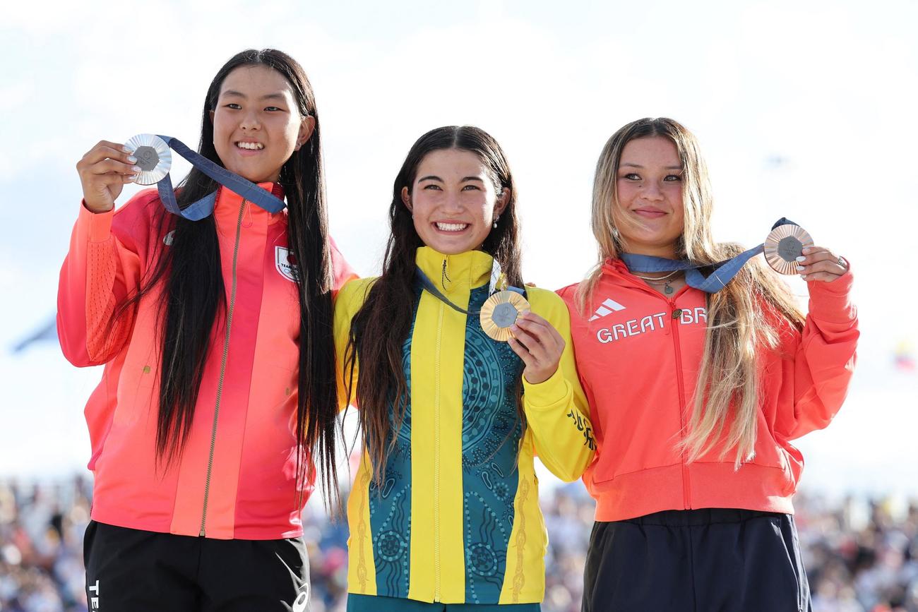 スケートボード女子パーク　左から銀メダルを獲得した開心那、金メダルのアリサ・トルー（オーストラリア）、銅メダルのスカイ・ブラウン（英国）（ロイター）