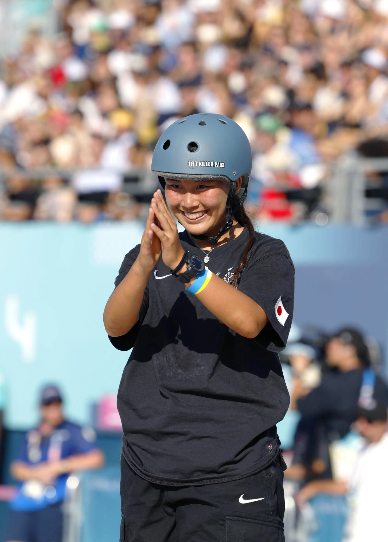 女子パーク決勝　2回目を終え、手を合わせる草木ひなの（共同）