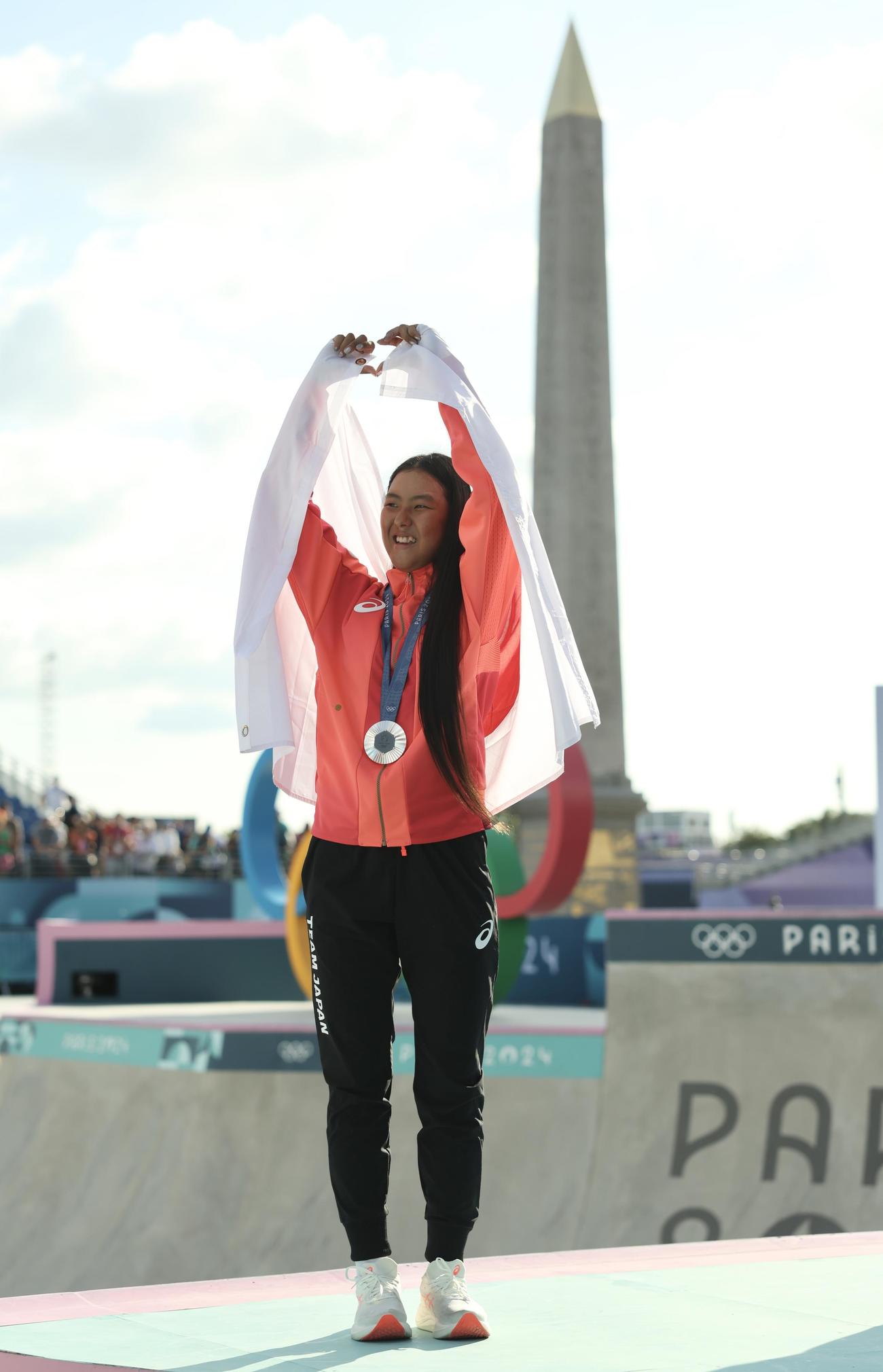 女子パーク決勝　銀メダルを首から下げながら観客席にポーズを決める開（撮影・河田真司）