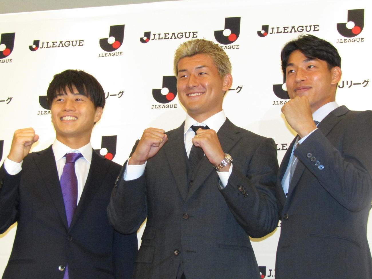 パリ五輪代表が決まって会見に臨む左から、川崎颯太、西尾隆矢、半田陸