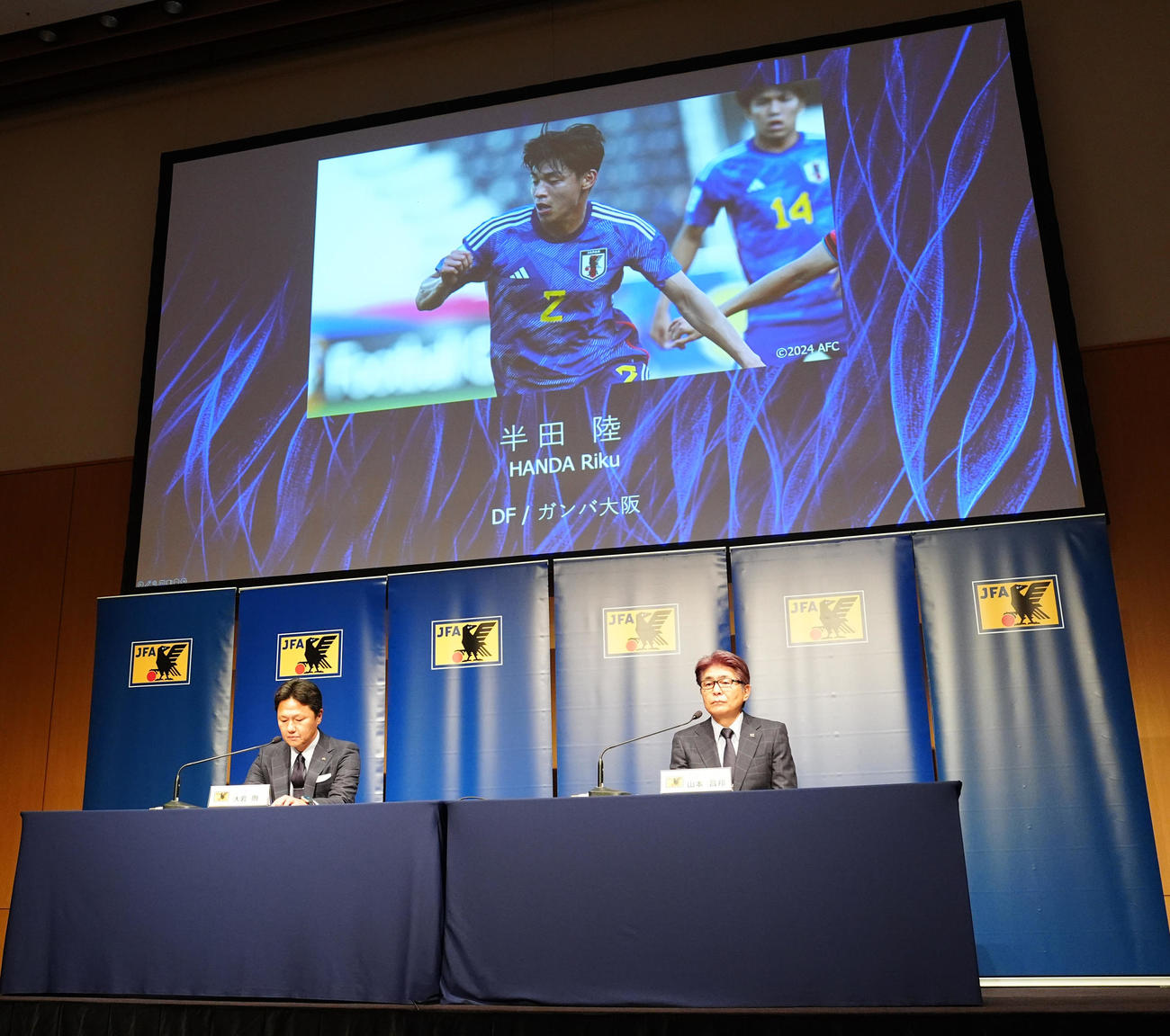 G大阪半田を選出したことを発表するU－23日本代表大岩監督（左）。右は山本ナショナルチームダイレクター（撮影・江口和貴）