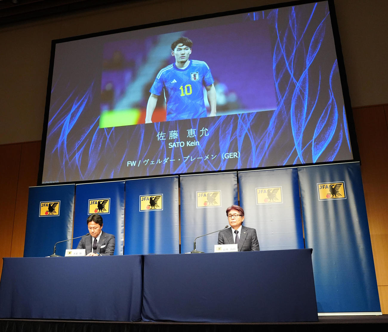 ブレーメン佐藤を選出したことを発表するU－23日本代表大岩監督（左）。右は山本ナショナルチームダイレクター（撮影・江口和貴）