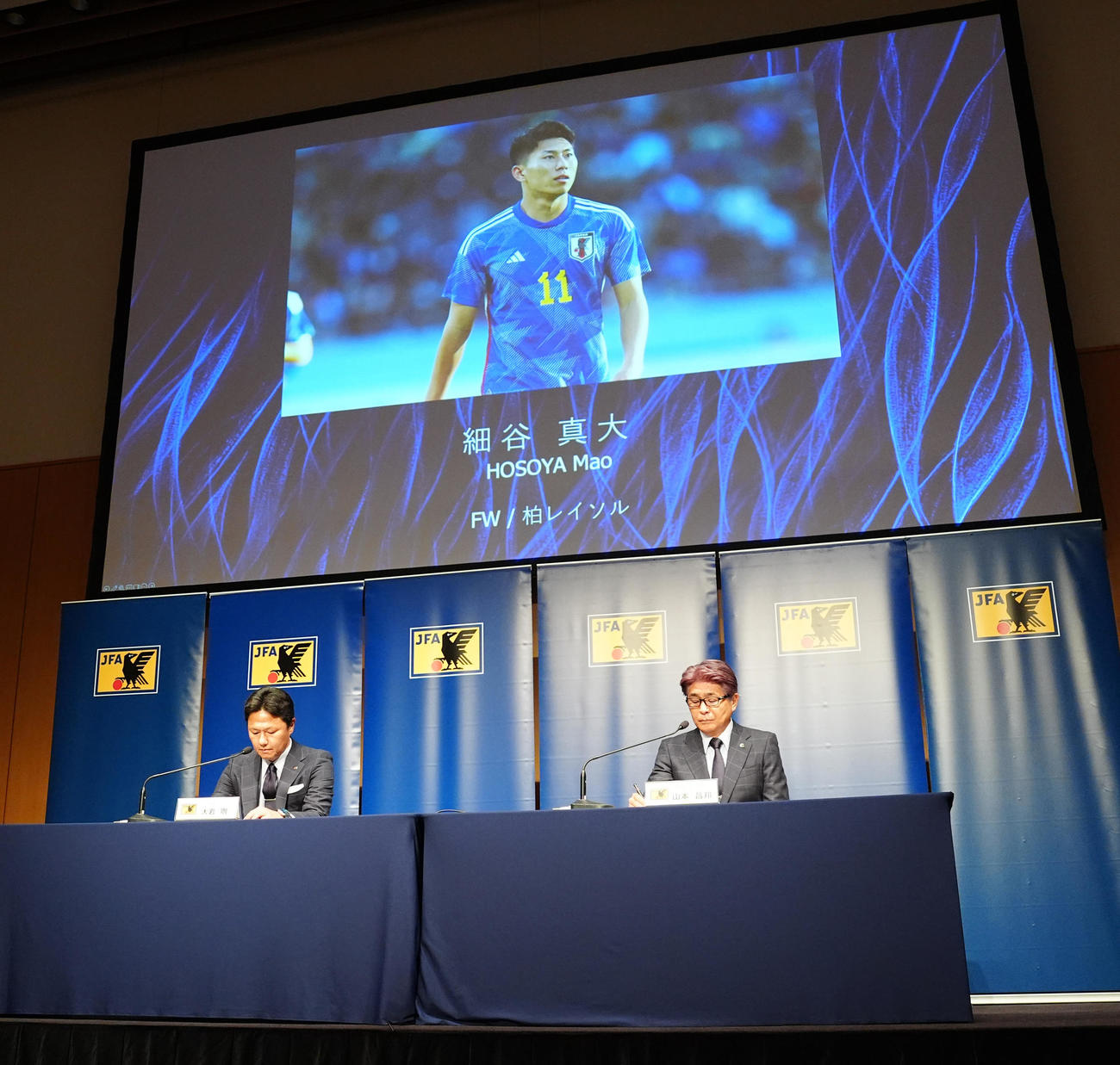 柏細谷を選出したことを発表するU－23日本代表大岩監督（左）。右は山本ナショナルチームダイレクター（撮影・江口和貴）