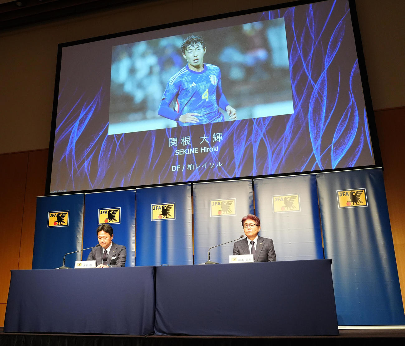 柏関根を選出したことを発表するU－23日本代表大岩監督（左）。右は山本ナショナルチームダイレクター（撮影・江口和貴）