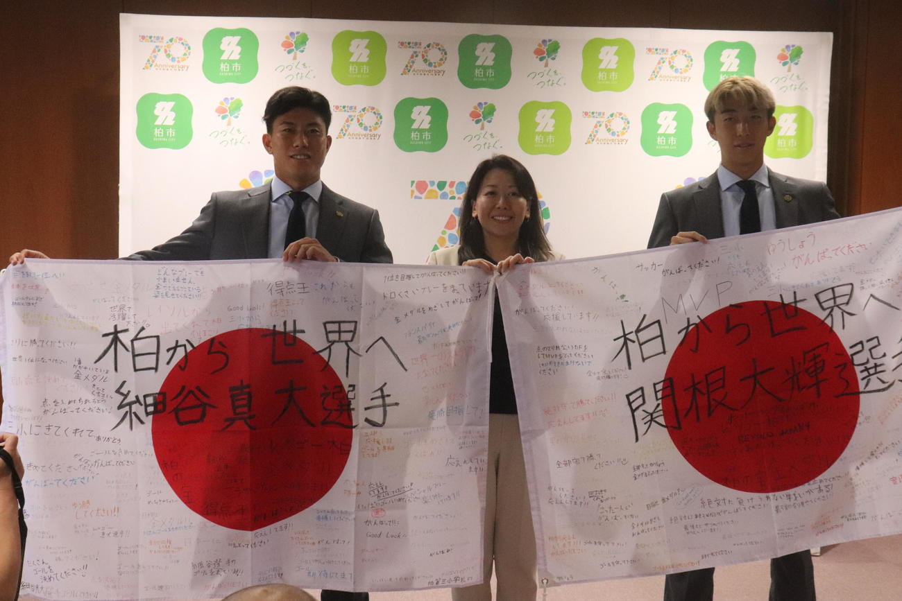 パリ五輪代表に選出され、柏市役所へ太田和美市長（中央）を表敬訪問した柏FW細谷（左）とDF関根