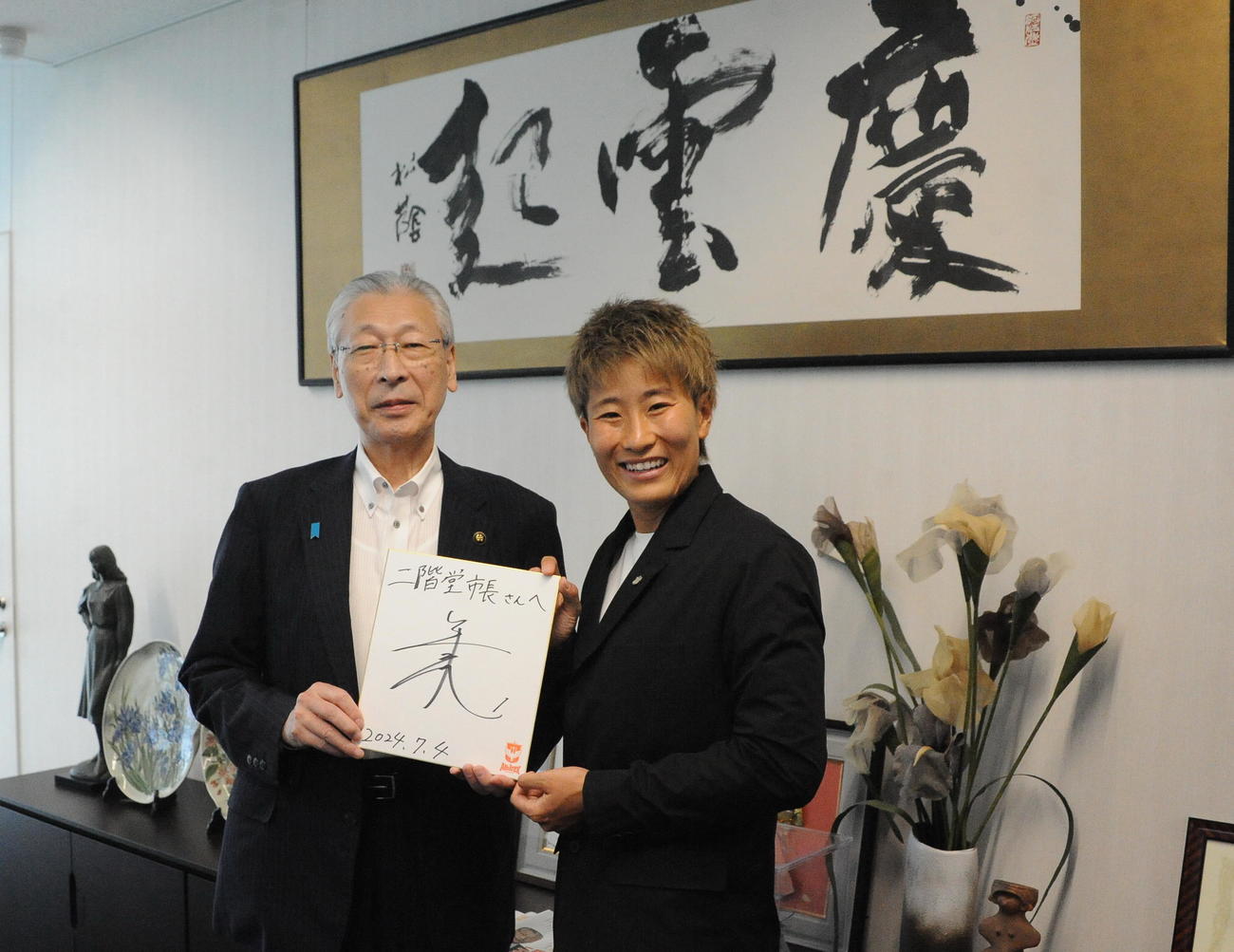 新発田市の二階堂市長（左）を表敬訪問した新潟レディースの平尾