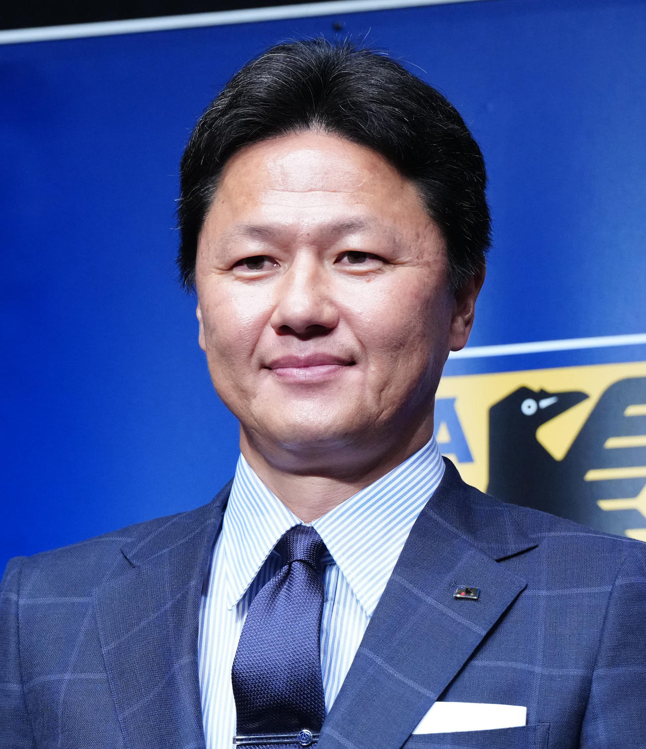 パリ五輪出場選手発表会見後、写真に納まるU－23日本代表大岩監督（2024年7月3日撮影）
