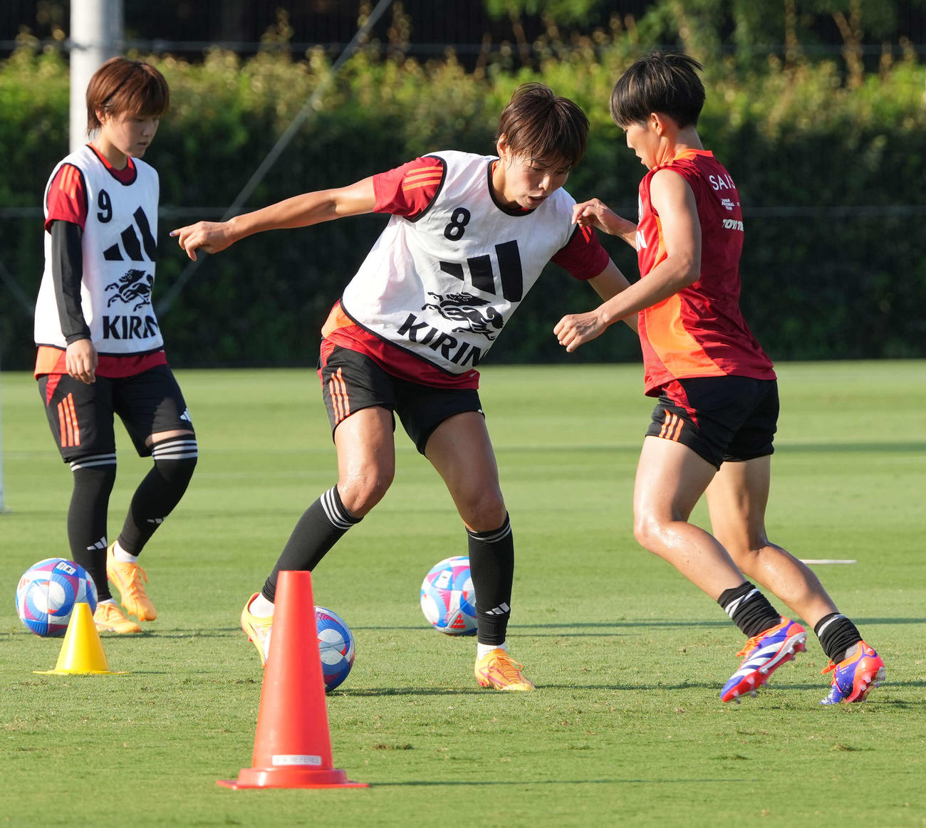 公開初日の練習でボールを奪い合う熊谷（中央）（撮影・小沢裕）