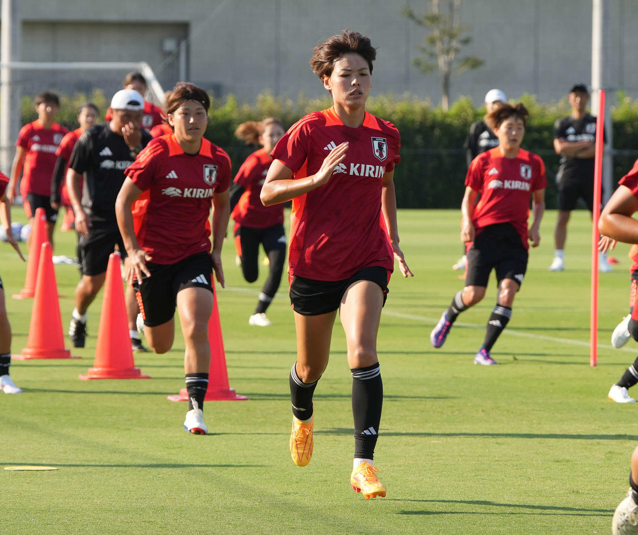 公開初日の練習に臨むなでしこジャパンの熊谷（中央）（撮影・小沢裕）