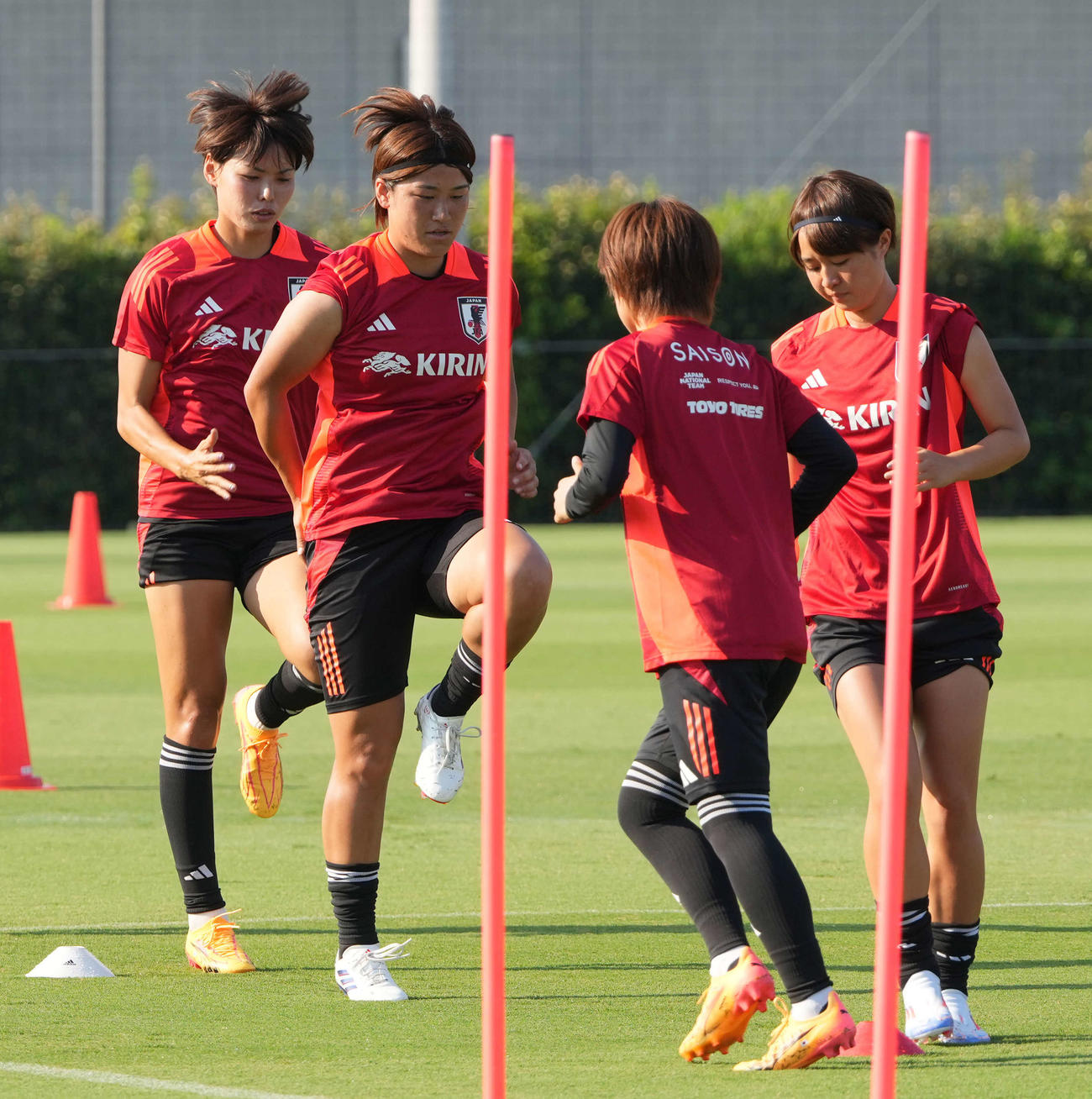 公開初日の練習に臨むなでしこジャパンの熊谷（左）（撮影・小沢裕）