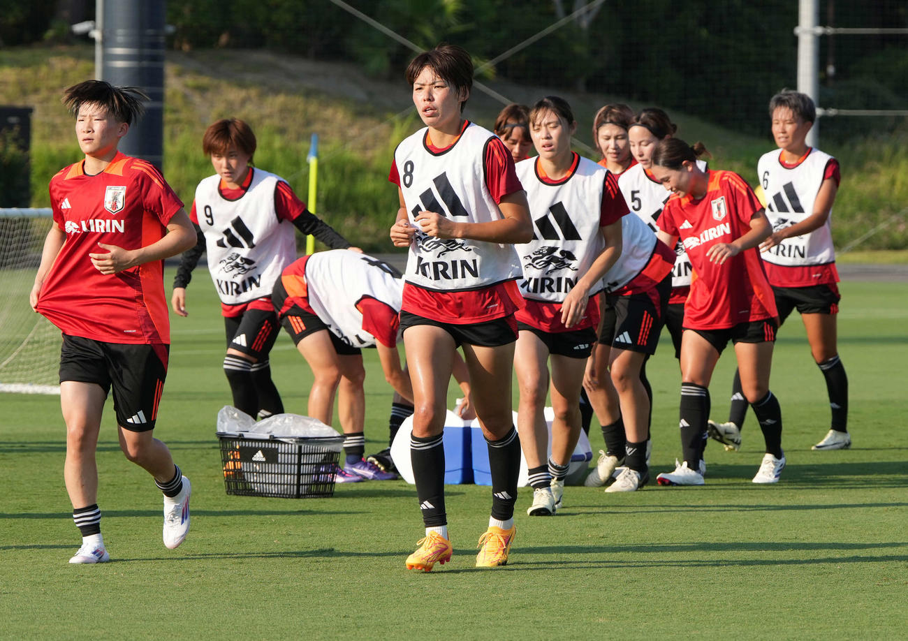 公開初日の練習に臨むなでしこジャパンの熊谷（中央）（撮影・小沢裕）