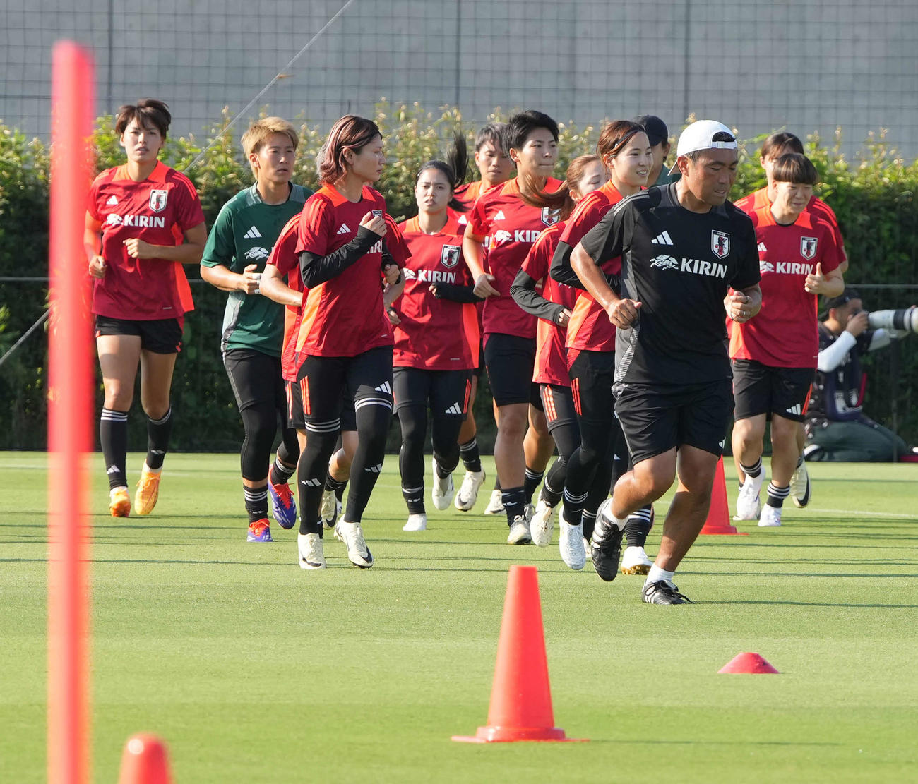 公開初日の練習に臨むサッカー女子日本代表のなでしこジャパン。左は熊谷（撮影・小沢裕）