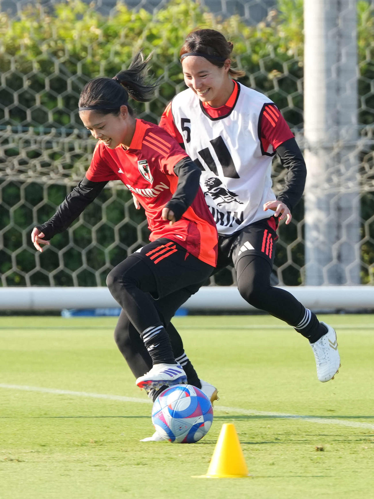 公開初日の練習でボールを奪い合う北川（右）と長谷川（撮影・小沢裕）