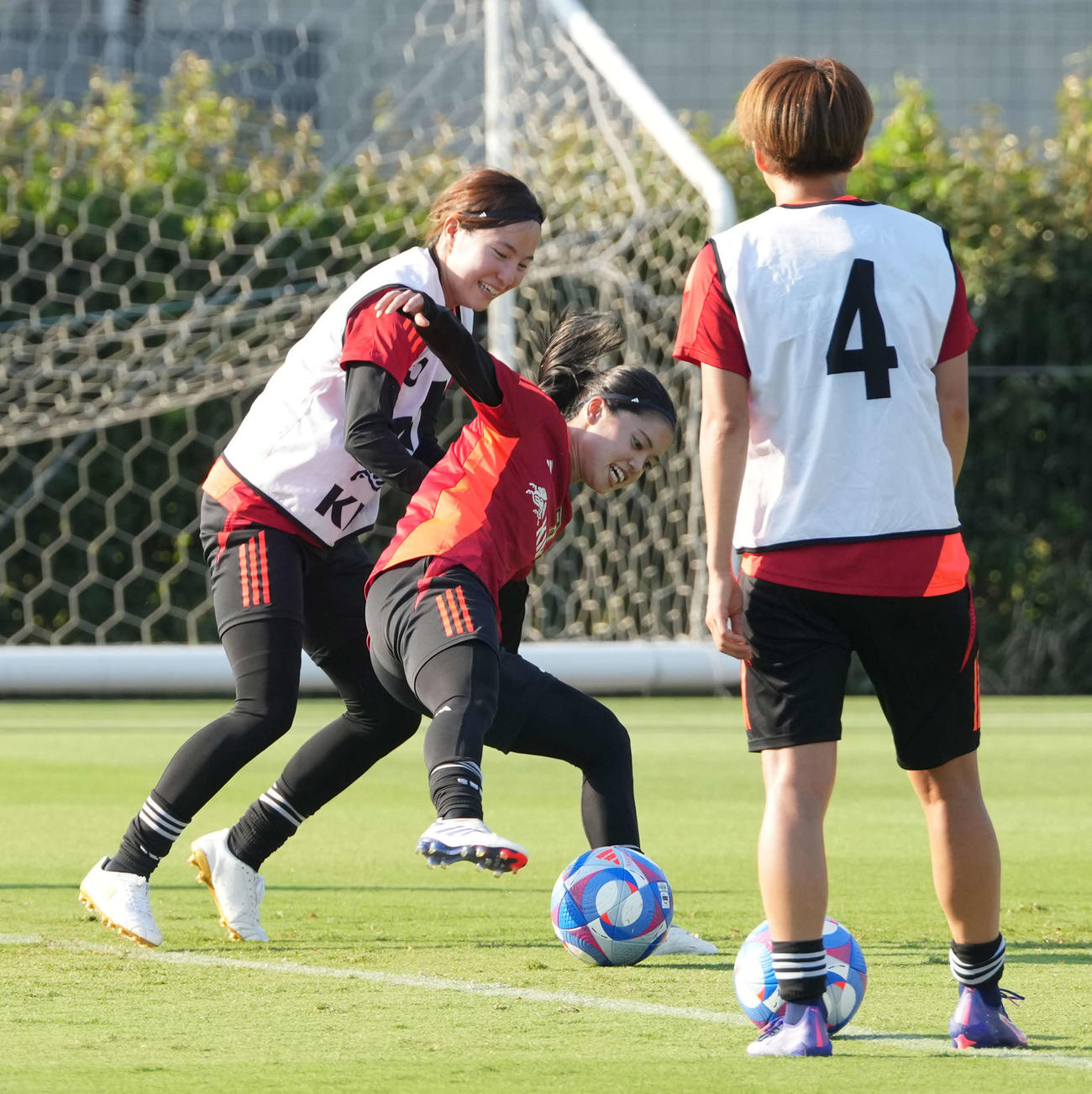 公開初日の練習でボールを奪い合う北川（左）と長谷川（撮影・小沢裕）