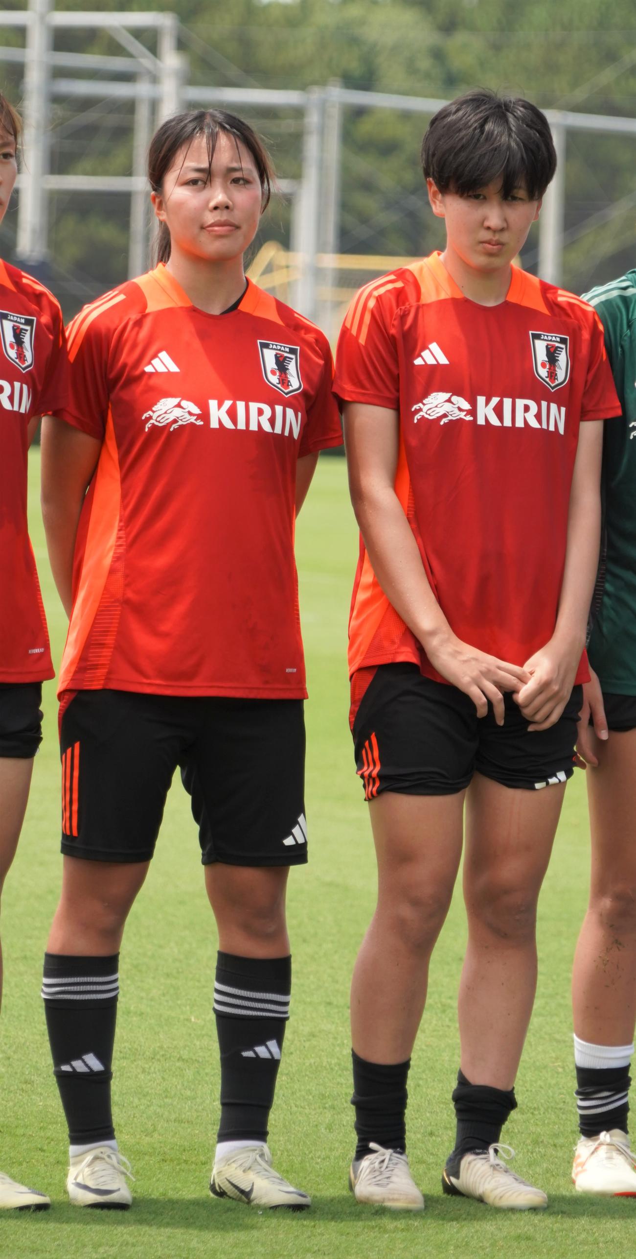 パリ五輪に向けて調整する女子サッカー日本代表なでしこジャパンMF谷川萌々子（左）とDF古賀塔子（撮影・佐藤成）