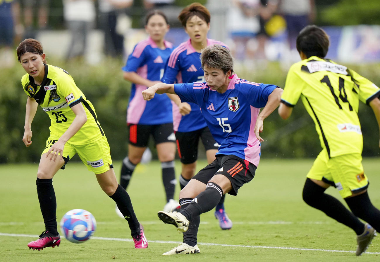 ヴィアマテラス宮崎との練習試合で、ゴールを決める田中（中央）＝千葉市内（共同）